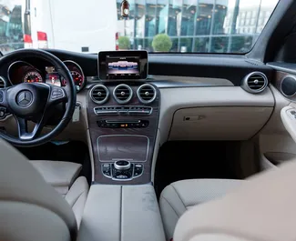 Mercedes-Benz GLC-Class 2018 disponível para alugar em Tbilisi, com limite de quilometragem de ilimitado.