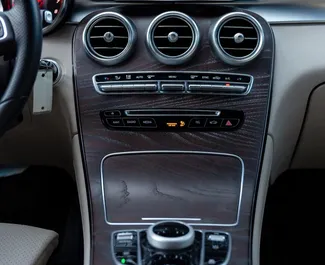 Interior do Mercedes-Benz GLC-Class para aluguer na Geórgia. Um excelente carro de 5 lugares com transmissão Automático.