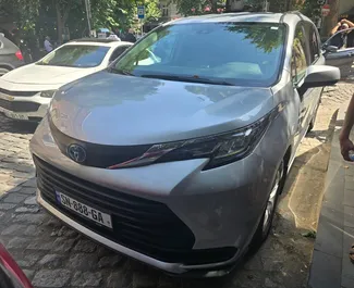 Najem avtomobila Toyota Sienna 2023 v v Gruziji, z značilnostmi ✓ gorivo Bencin in 100 konjskih moči ➤ Od 240 GEL na dan.