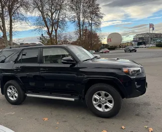 Toyota 4 Runner 2024 的 Petrol 4.0L 发动机，在 在第比利斯 出租。