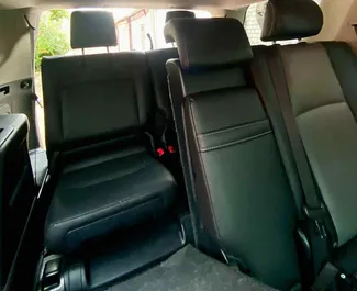 Toyota 4 Runner 内饰，在格鲁吉亚 出租。一辆优秀的 7 座位车，配备 Automatic 变速箱。
