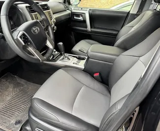 Toyota 4 Runner 内饰，在格鲁吉亚 出租。一辆优秀的 7 座位车，配备 Automatic 变速箱。