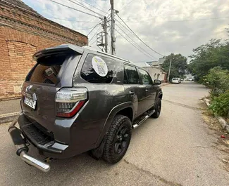 在 在格鲁吉亚 租赁 Toyota 4 Runner 2019 汽车，特点包括 ✓ 使用 Petrol 燃料和 270 马力 ➤ 起价 190 GEL 每天。