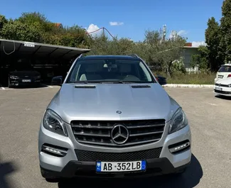 Sprednji pogled najetega avtomobila Mercedes-Benz ML350 v v Tirani, Albanija ✓ Avtomobil #14716. ✓ Menjalnik Samodejno TM ✓ Mnenja 0.