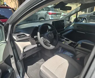 Sprednji pogled najetega avtomobila Toyota Sienna v v Tbilisiju, Georgia ✓ Avtomobil #14724. ✓ Menjalnik Samodejno TM ✓ Mnenja 0.