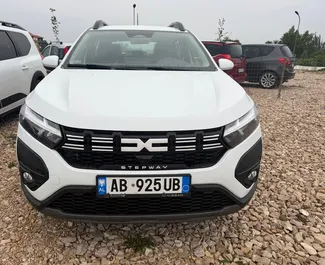 Nomas automašīnas priekšskats Dacia Sandero Stepway pie Tirānas lidostas, Albānija ✓ Automašīna #14769. ✓ Pārnesumu kārba Automātiskais TM ✓ Atsauksmes 0.