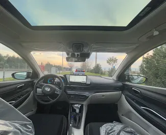 Frontvisning af en udlejnings Hyundai Bayon i Antalya Lufthavn, Tyrkiet ✓ Bil #14775. ✓ Automatisk TM ✓ 0 anmeldelser.