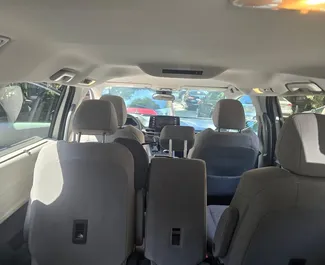 Motor Bencin 2,5L Toyota Sienna 2023 za najem v v Tbilisiju.