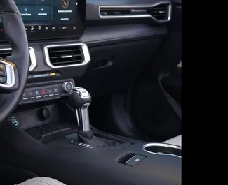 Ford Mustang Cabrio 2025 k dispozici k pronájmu v Dubaji, s omezením ujetých kilometrů 250 km/den.