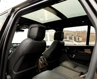 トビリシにてでのレンタル用Land Rover Range Rover 2020のガソリン 4.8Lエンジン。