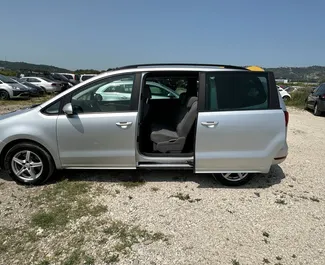 SEAT Alhambra 2017 galimas nuomai Tiranos oro uoste, su neribotas kilometrų apribojimu.