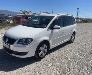 Přední pohled na pronájem Volkswagen Touran v Tiraně, Albánie ✓ Auto č. 14731. ✓ Převodovka Automatické TM ✓ Recenze 0.