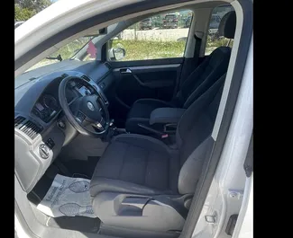 Pronájem Volkswagen Touran. Auto typu Komfort, Minivan k pronájmu v Albánii ✓ Vklad 100 EUR ✓ Možnosti pojištění: TPL, V zahraničí.