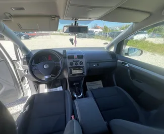 Volkswagen Touran 2010 k dispozici k pronájmu v Tiraně, s omezením ujetých kilometrů neomezené.