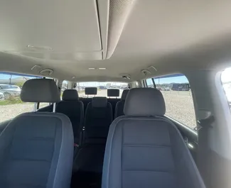 Interiér Volkswagen Touran k pronájmu v Albánii. Skvělé auto s 7 sedadly a převodovkou Automatické.