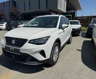 티라나에서, 알바니아에서 대여하는 SEAT Arona의 전면 뷰 ✓ 차량 번호#14777. ✓ 자동 변속기 ✓ 0 리뷰.