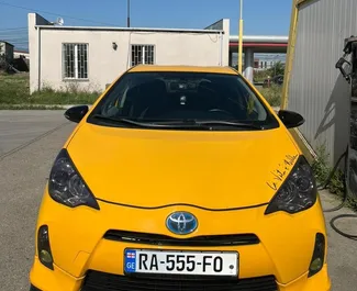 조지아에서에서 대여하는 Toyota Prius C 2014 차량, 특징: ✓하이브리드 연료 및 101마력 ➤ 하루 100 GEL부터 시작.
