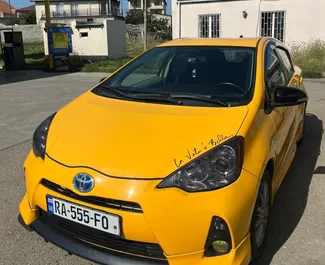 트빌리시에서, 조지아에서 대여하는 Toyota Prius C의 전면 뷰 ✓ 차량 번호#14806. ✓ 자동 변속기 ✓ 0 리뷰.