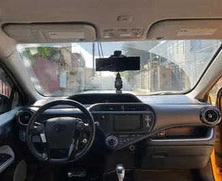 무제한의 주행 제한이 있는 트빌리시에서에서 대여 가능한 Toyota Prius C 2014.