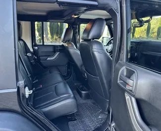 Jeep Wrangler 2021 araç kiralama Gürcistan'da, ✓ Benzin yakıt ve 320 beygir gücü özellikleriyle ➤ Günde başlayan fiyatlarla 350 GEL.