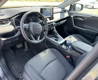 Bilutleie av Toyota Rav4 2023 i i Georgia, inkluderer ✓ Bensin drivstoff og 260 hestekrefter ➤ Starter fra 240 GEL per dag.