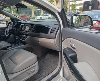 Pronájem auta Kia Carnival 2018 v Ázerbájdžánu, s palivem Diesel a výkonem 2 koní ➤ Cena od 95 AZN za den.