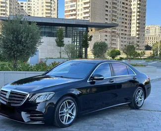 Predný pohľad na prenajaté auto Mercedes-Benz S-Class v v Baku, Azerbajdžan ✓ Auto č. 11973. ✓ Prevodovka Automatické TM ✓ Hodnotenia 0.