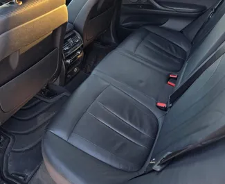 BMW X5 2017 متاحة للإيجار في في تيرانا، مع حد أقصى للمسافة غير محدود.