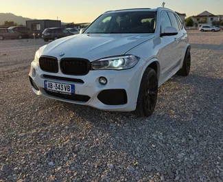 واجهة أمامية لسيارة إيجار BMW X5 في في تيرانا, ألبانيا ✓ رقم السيارة 14727. ✓ ناقل حركة أوتوماتيكي ✓ تقييمات 0.