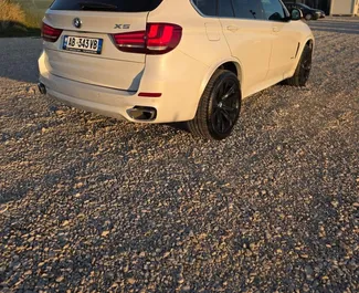 تأجير سيارة BMW X5 2017 في في ألبانيا، تتميز بـ ✓ وقود البنزين وقوة  حصان ➤ بدءًا من 100 EUR يوميًا.