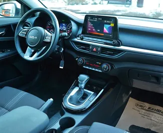 アルマトイにて、カザフスタンにてでのKia Cerato #14736 自動カーレンタル、1.6Lエンジン搭載 ➤ ジャンボラから。