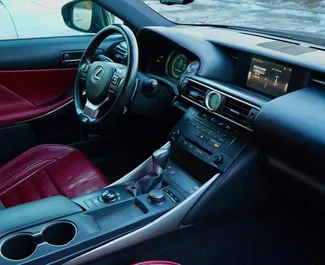 アルマトイにてでのレンタル用Lexus IS250 2014のガソリン 2.5Lエンジン。