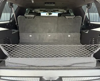 Cadillac Escalade sisätila vuokrattavana Georgiassa. Erinomainen 7-paikkainen auto Automaattinen-vaihteistolla.