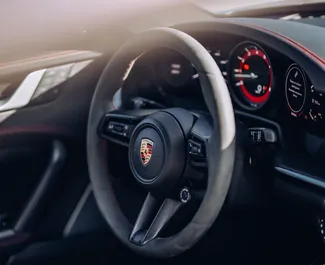 Porsche 911 Carrera GTS 2023, Tiflis'te için kiralık, Günlük 150 km kilometre sınırı ile.