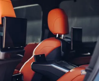 トビリシにてでのレンタル用Lexus LX600 2023のガソリン 3.5Lエンジン。