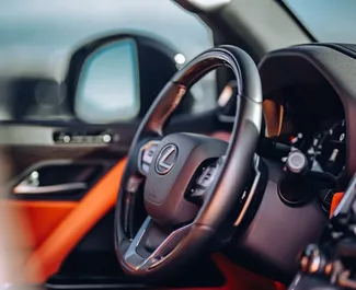 トビリシにてでレンタル可能なLexus LX600 2023、150 km/日の走行距離制限付き。