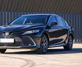 Predný pohľad na prenajaté auto Toyota Camry v v Tbilisi, Georgia ✓ Auto č. 14783. ✓ Prevodovka Automatické TM ✓ Hodnotenia 0.