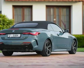 두바이에서에서 사용 가능한 후면 드라이브 시스템이 장착된 BMW 420i Cabrio 2025.