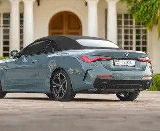 아랍에미리트에서에서 대여 가능한 BMW 420i Cabrio의 인테리어. 자동 변속기가 장착된 멋진 4인승 차량입니다.