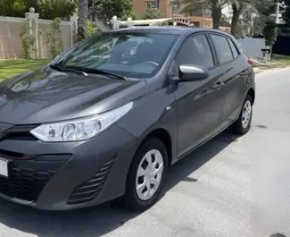Přední pohled na pronájem Toyota Yaris v Dubaji, SAE ✓ Auto č. 14762. ✓ Převodovka Automatické TM ✓ Recenze 0.