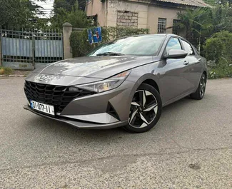 Framvy av en hyrbil Hyundai Elantra i Tbilisi, Georgien ✓ Bil #14758. ✓ Växellåda Automatisk TM ✓ 1 recensioner.