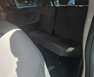 Toyota Sienna 2023 na voljo za najem v v Tbilisiju, z omejitvijo prevoženih kilometrov neomejeno.