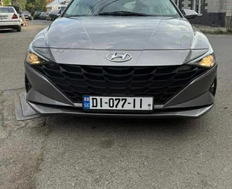 Interiören av Hyundai Elantra för uthyrning i Georgien. En fantastisk 5-sitsig bil med en Automatisk växellåda.