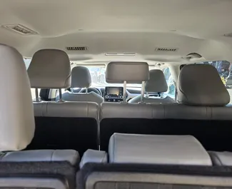 Sprednji pogled najetega avtomobila Toyota Highlander v v Tbilisiju, Georgia ✓ Avtomobil #14725. ✓ Menjalnik Samodejno TM ✓ Mnenja 0.