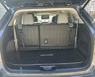 Najem avtomobila Toyota Highlander 2023 v v Gruziji, z značilnostmi ✓ gorivo Bencin in 100 konjskih moči ➤ Od 210 GEL na dan.