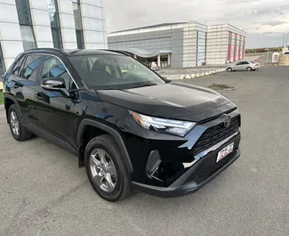 Frontvisning av en leiebil Toyota Rav4 i Tbilisi, Georgia ✓ Bil #14801. ✓ Automatisk TM ✓ 0 anmeldelser.