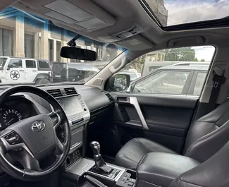 トビリシにてでのレンタル用Toyota Land Cruiser Prado 2023のディーゼル 4.0Lエンジン。