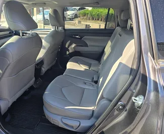 Notranjost Toyota Highlander za najem v v Gruziji. Odličen avtomobil s 7 sedeži in Samodejno menjalnikom.