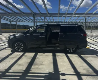 Kia Carnival 2020 araç kiralama Arnavutluk'ta, ✓ Dizel yakıt ve 180 beygir gücü özellikleriyle ➤ Günde başlayan fiyatlarla 50 EUR.