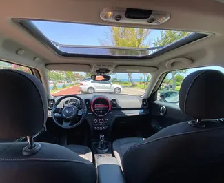 Mini Countryman Cooper 2023 autóbérlés Törökországban, jellemzők ✓ Benzin üzemanyag és 177 lóerő ➤ Napi 99 USD-tól kezdődően.